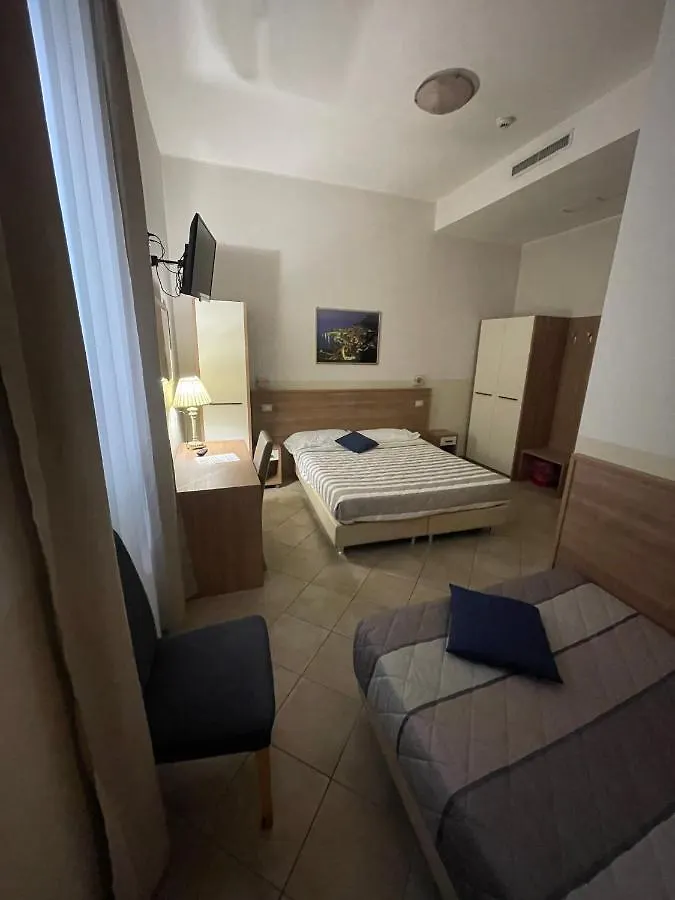 Hotel Montecarlo Milán 3*,